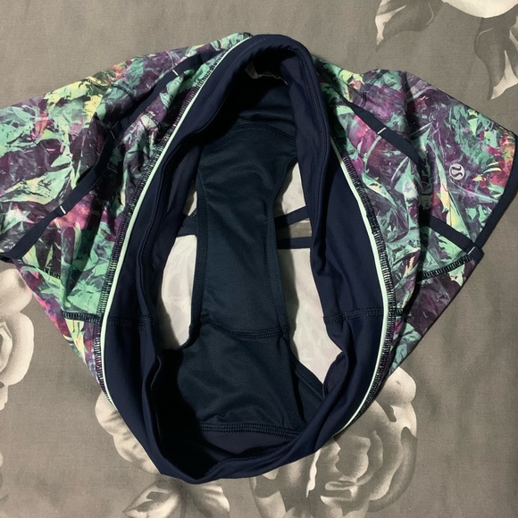 💚💙Lululemon speed shorts sz6💙💚 - Picture 4 of 5
